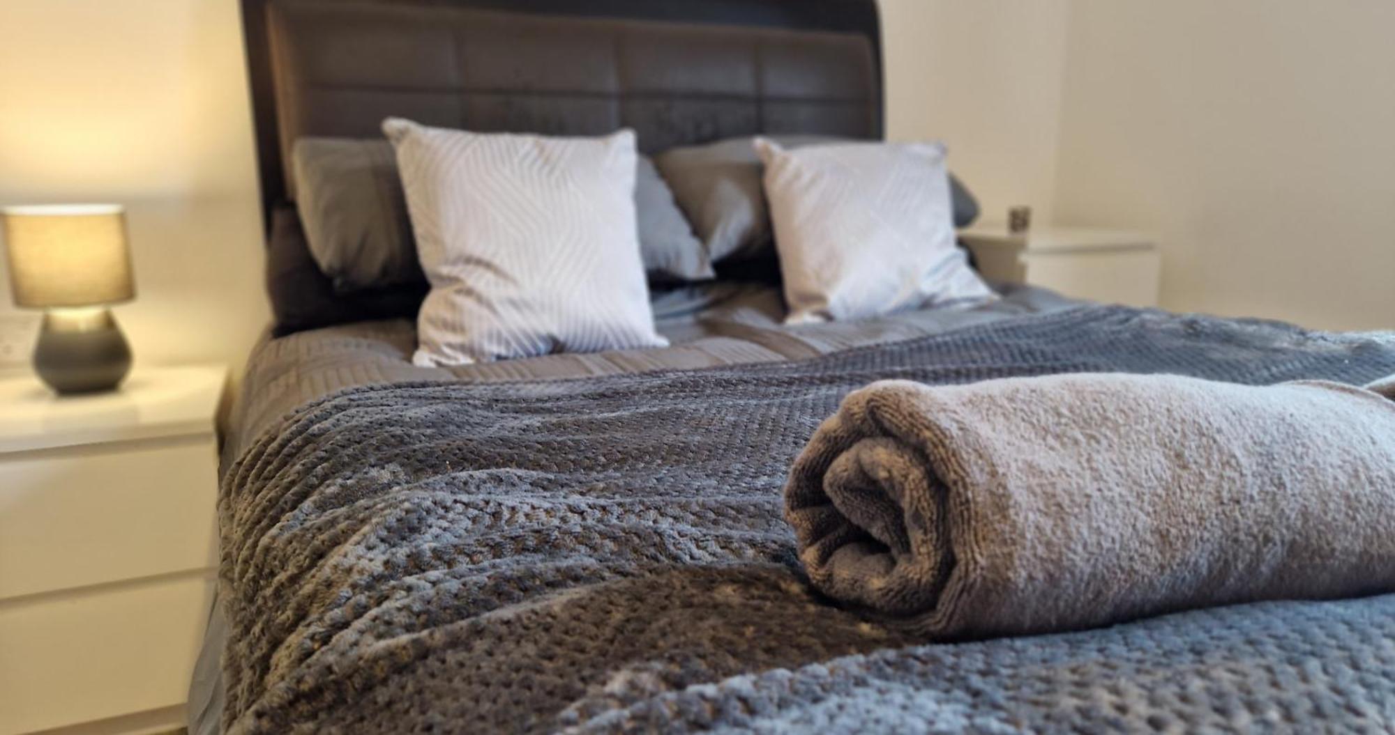 Business & Leisure City Centre 2 Bed En-Suite Apartment With Free Parking And Netflix โคเวนทรี ภายนอก รูปภาพ